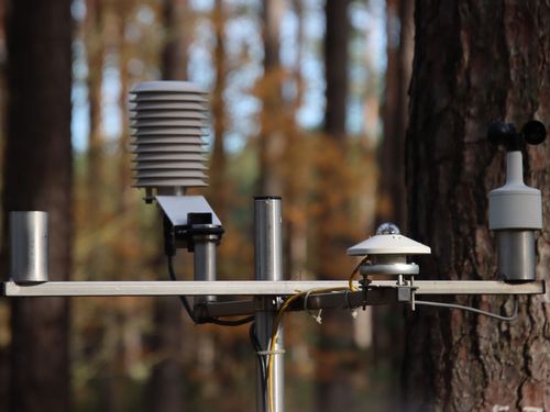 Klimamesstation im Kiefernbestand (Lufttemperatur, Luftfeuchtigkeit, Windgeschwindigkeit, Gobalstrahlung) Ein Messgerät für Klimadaten